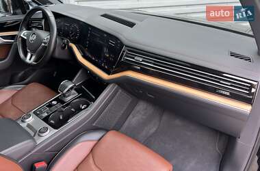 Внедорожник / Кроссовер Volkswagen Touareg 2018 в 