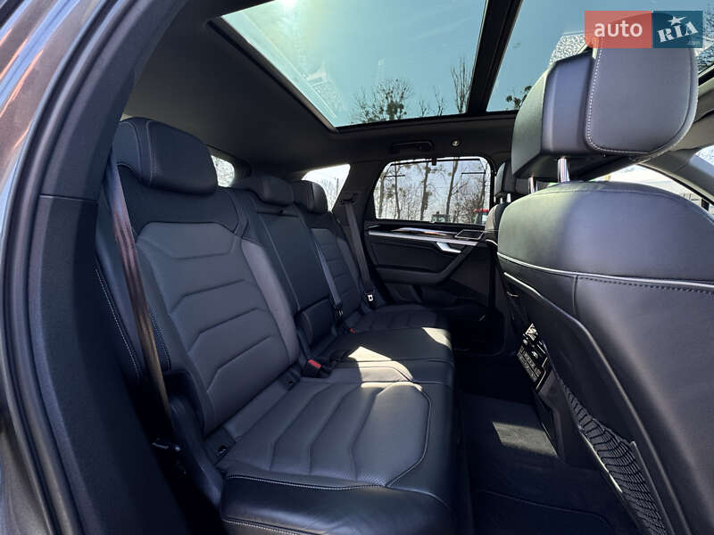 Позашляховик / Кросовер Volkswagen Touareg 2019 в Умані