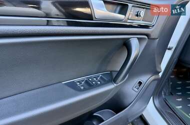 Позашляховик / Кросовер Volkswagen Touareg 2013 в 