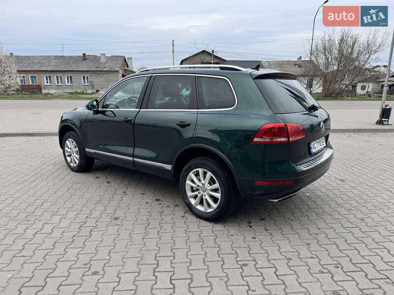 Внедорожник / Кроссовер Volkswagen Touareg 2011 в Нововолынске