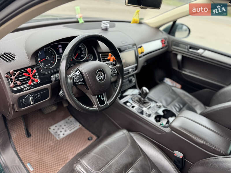 Внедорожник / Кроссовер Volkswagen Touareg 2011 в Нововолынске