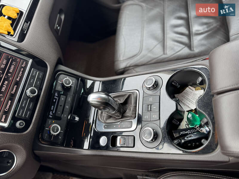 Внедорожник / Кроссовер Volkswagen Touareg 2011 в Нововолынске