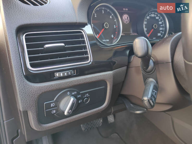 Внедорожник / Кроссовер Volkswagen Touareg 2011 в Нововолынске