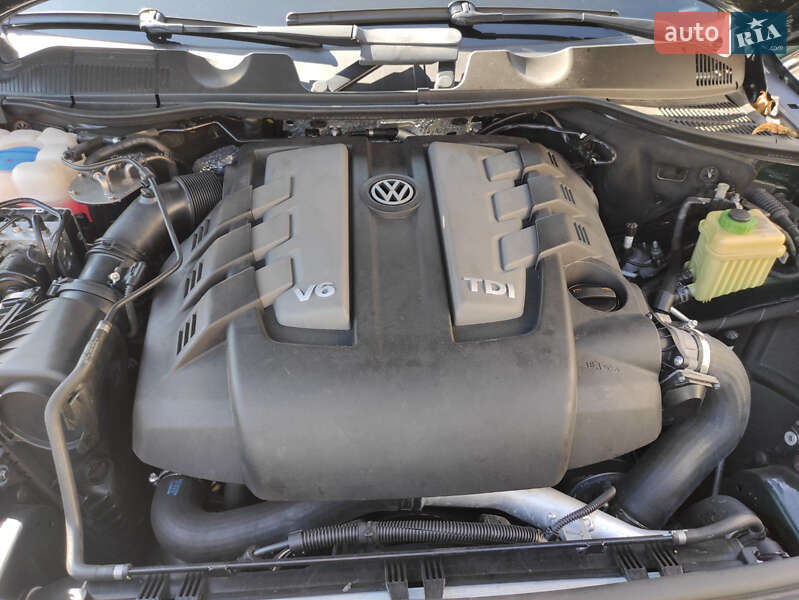 Внедорожник / Кроссовер Volkswagen Touareg 2011 в Нововолынске