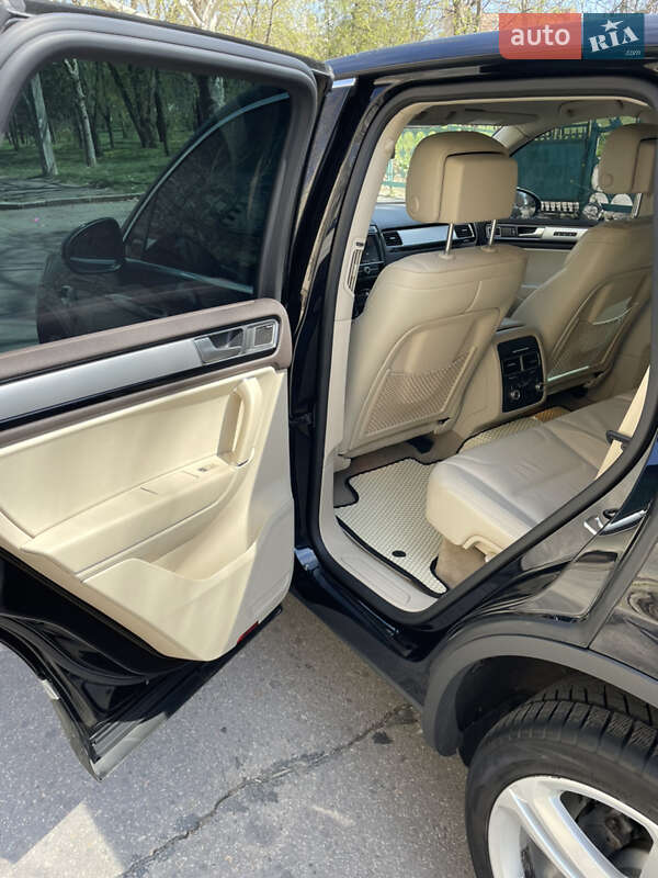 Внедорожник / Кроссовер Volkswagen Touareg 2015 в Николаеве