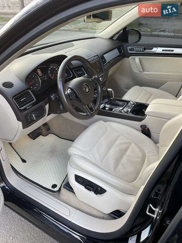Внедорожник / Кроссовер Volkswagen Touareg 2015 в Николаеве