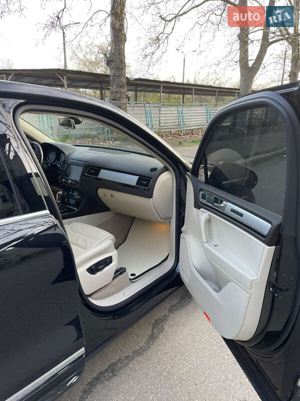 Внедорожник / Кроссовер Volkswagen Touareg 2015 в Николаеве