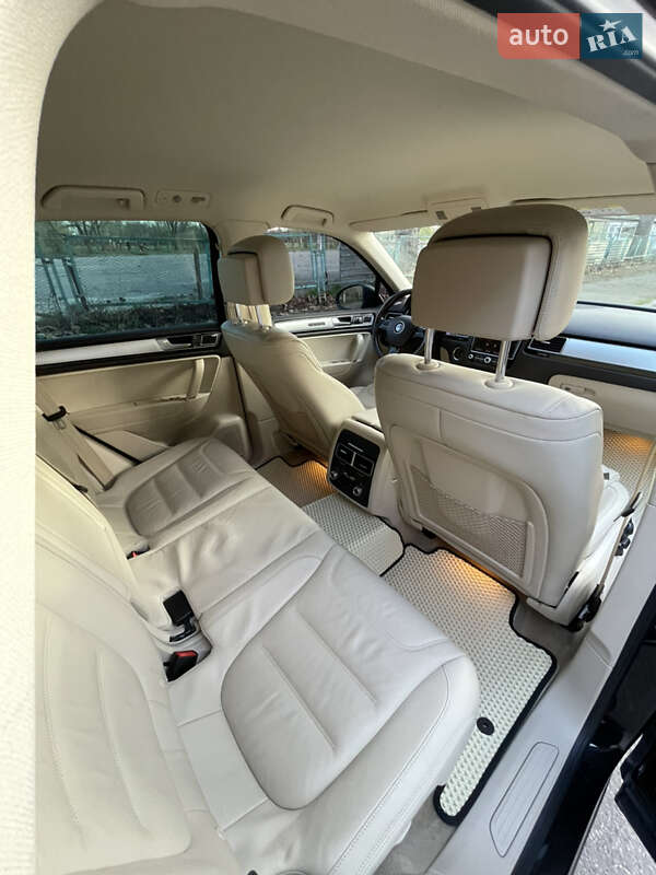 Внедорожник / Кроссовер Volkswagen Touareg 2015 в Николаеве