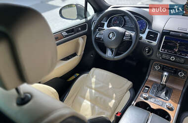 Внедорожник / Кроссовер Volkswagen Touareg 2012 в 