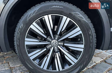 Внедорожник / Кроссовер Volkswagen Touareg 2018 в 