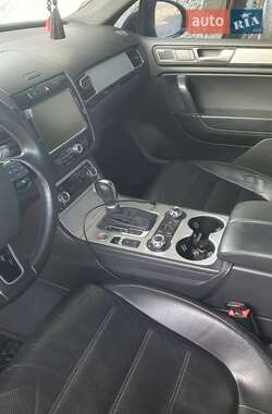 Внедорожник / Кроссовер Volkswagen Touareg 2011 в 