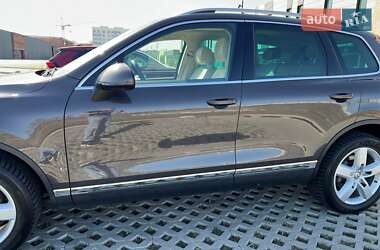 Позашляховик / Кросовер Volkswagen Touareg 2011 в 