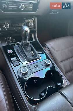 Внедорожник / Кроссовер Volkswagen Touareg 2012 в 