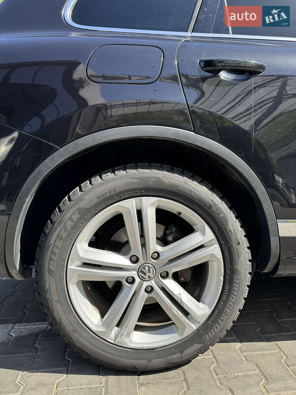 Внедорожник / Кроссовер Volkswagen Touareg 2014 в Киеве