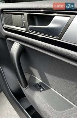 Внедорожник / Кроссовер Volkswagen Touareg 2012 в 