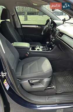 Внедорожник / Кроссовер Volkswagen Touareg 2012 в 