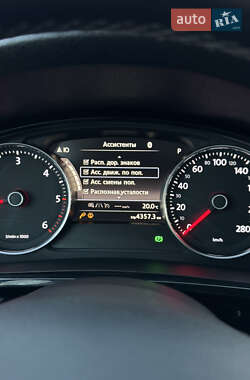 Внедорожник / Кроссовер Volkswagen Touareg 2015 в 