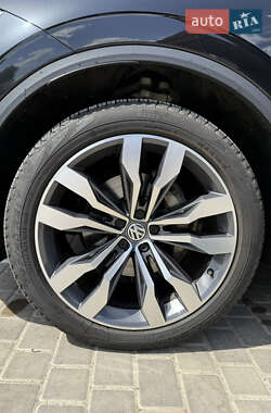 Внедорожник / Кроссовер Volkswagen Touareg 2019 в 