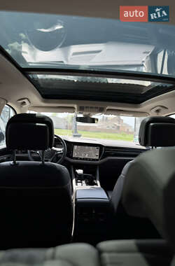 Внедорожник / Кроссовер Volkswagen Touareg 2019 в 