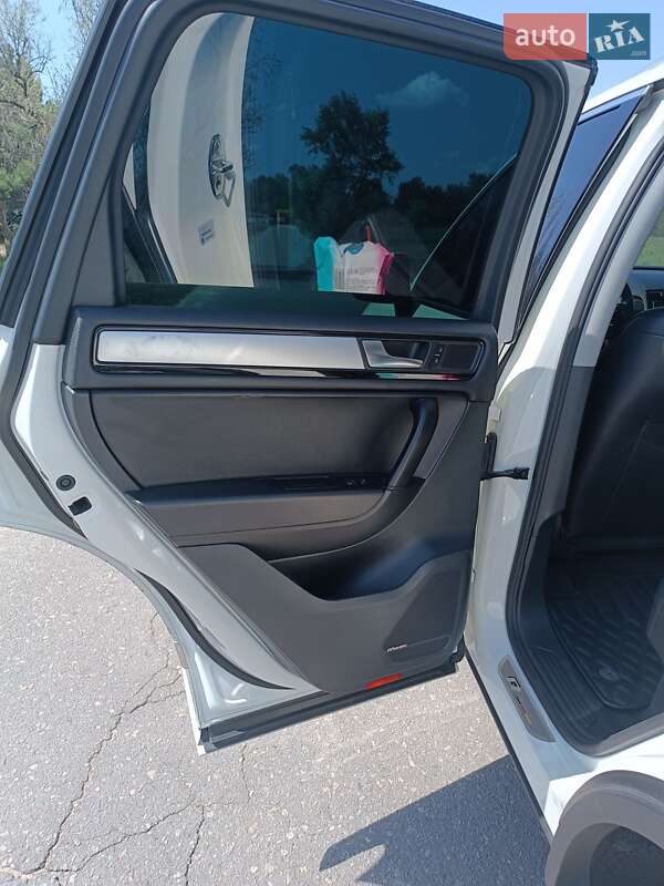Внедорожник / Кроссовер Volkswagen Touareg 2011 в Днепре