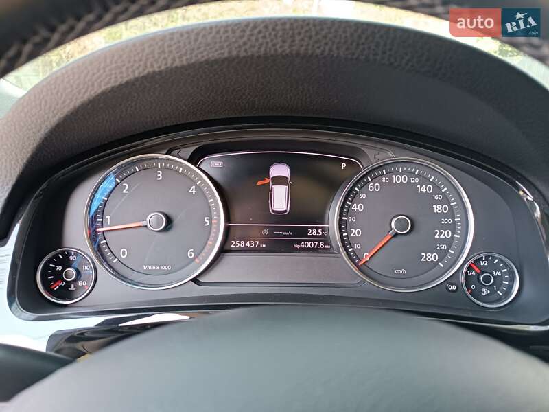 Внедорожник / Кроссовер Volkswagen Touareg 2011 в Днепре