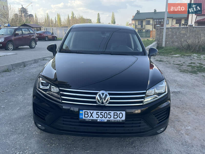 Внедорожник / Кроссовер Volkswagen Touareg 2015 в Каменец-Подольском