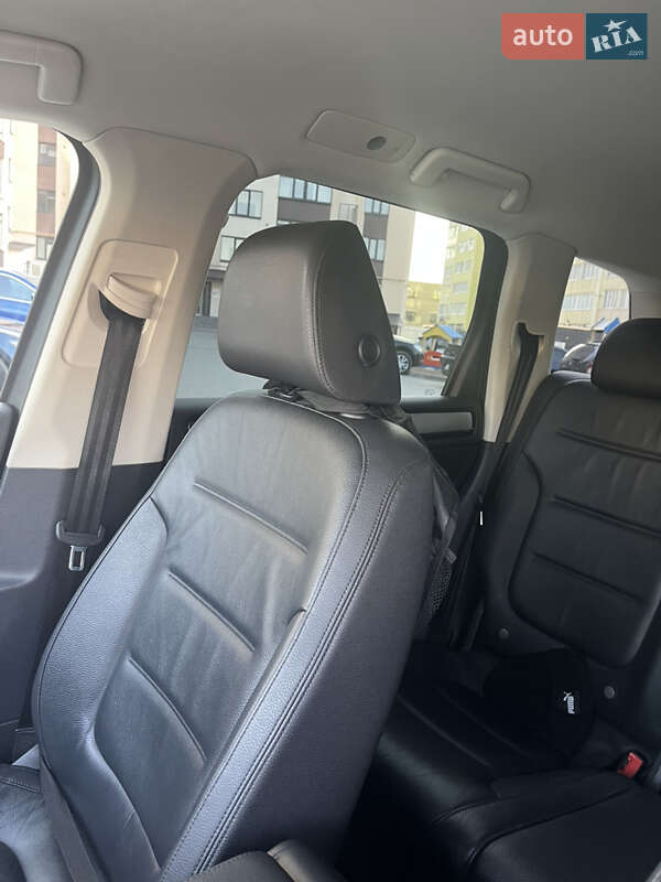 Внедорожник / Кроссовер Volkswagen Touareg 2015 в Каменец-Подольском