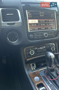 Позашляховик / Кросовер Volkswagen Touareg 2011 в 