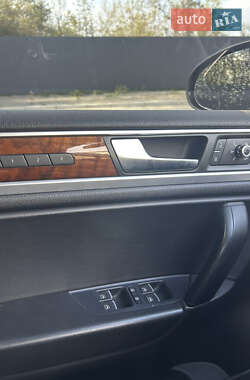 Позашляховик / Кросовер Volkswagen Touareg 2011 в 
