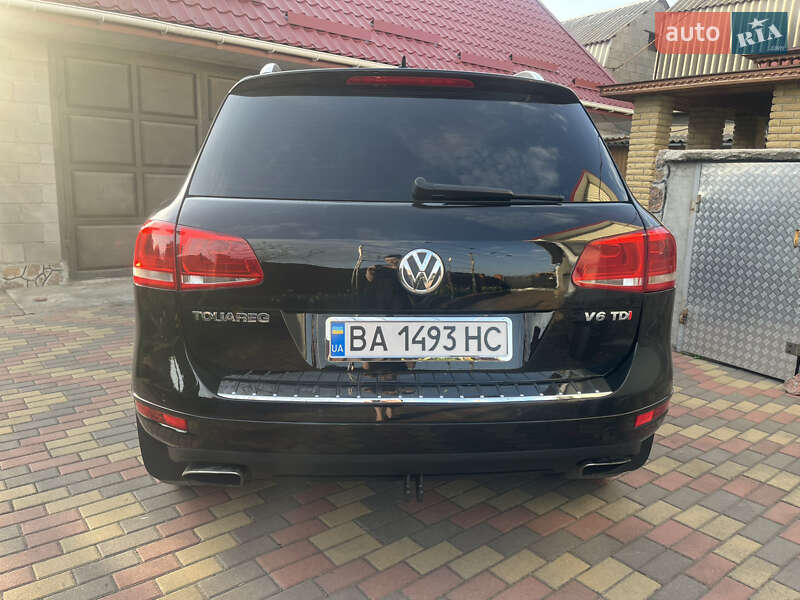 Внедорожник / Кроссовер Volkswagen Touareg 2012 в Новоукраинке