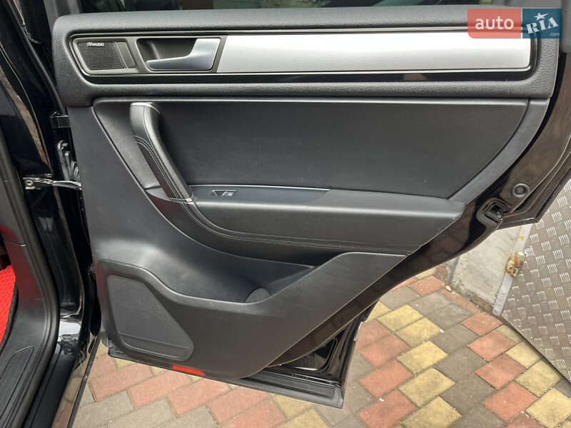 Внедорожник / Кроссовер Volkswagen Touareg 2012 в Новоукраинке