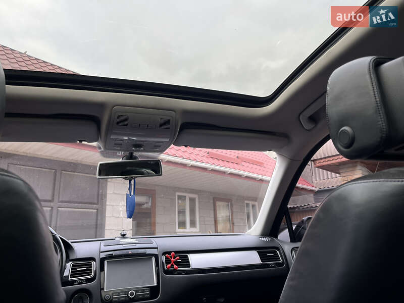 Внедорожник / Кроссовер Volkswagen Touareg 2012 в Новоукраинке