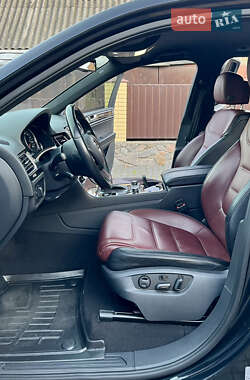 Внедорожник / Кроссовер Volkswagen Touareg 2012 в 