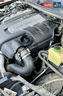Внедорожник / Кроссовер Volkswagen Touareg 2012 в 
