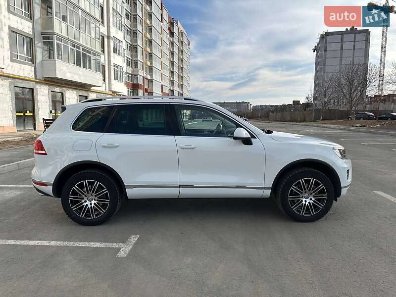 Позашляховик / Кросовер Volkswagen Touareg 2015 в Умані