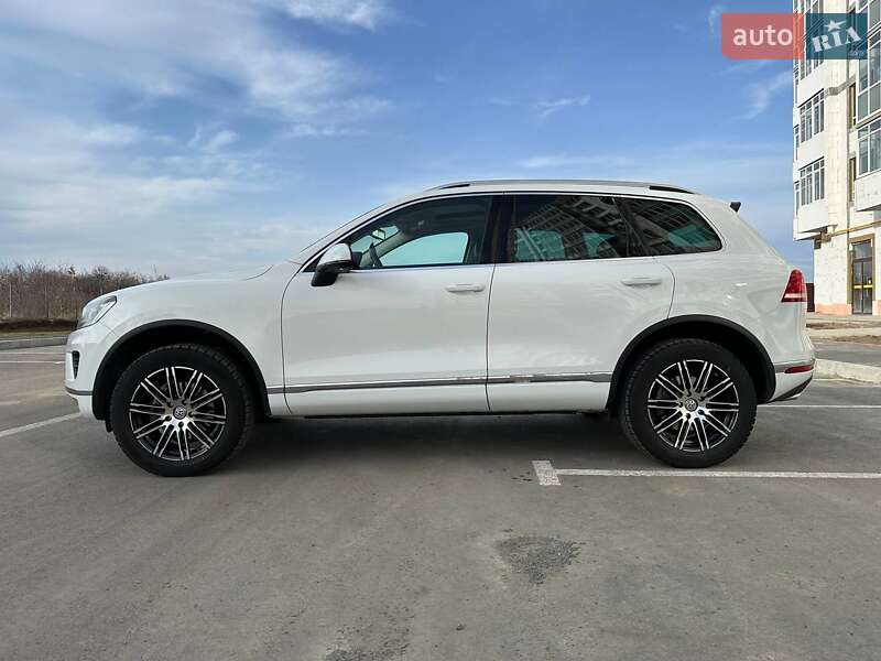 Позашляховик / Кросовер Volkswagen Touareg 2015 в Умані