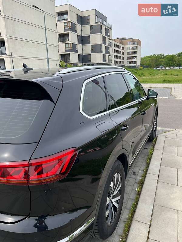 Позашляховик / Кросовер Volkswagen Touareg 2018 в Києві