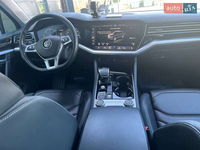 Позашляховик / Кросовер Volkswagen Touareg 2018 в Києві
