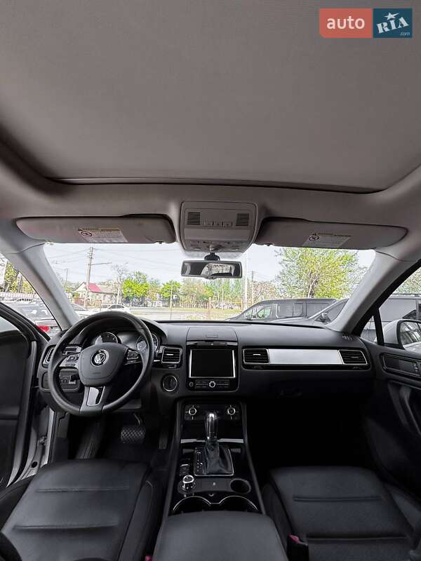 Внедорожник / Кроссовер Volkswagen Touareg 2011 в Николаеве
