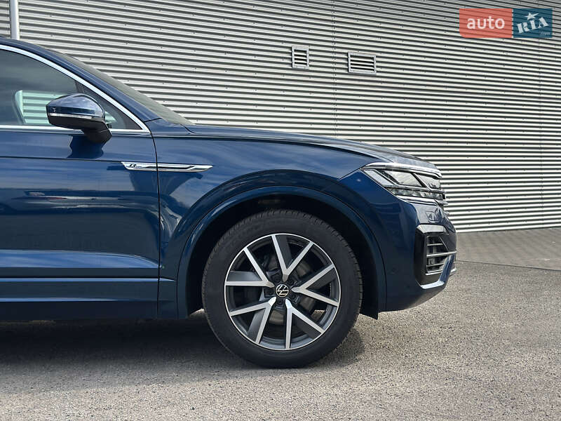 Позашляховик / Кросовер Volkswagen Touareg 2021 в Рівному