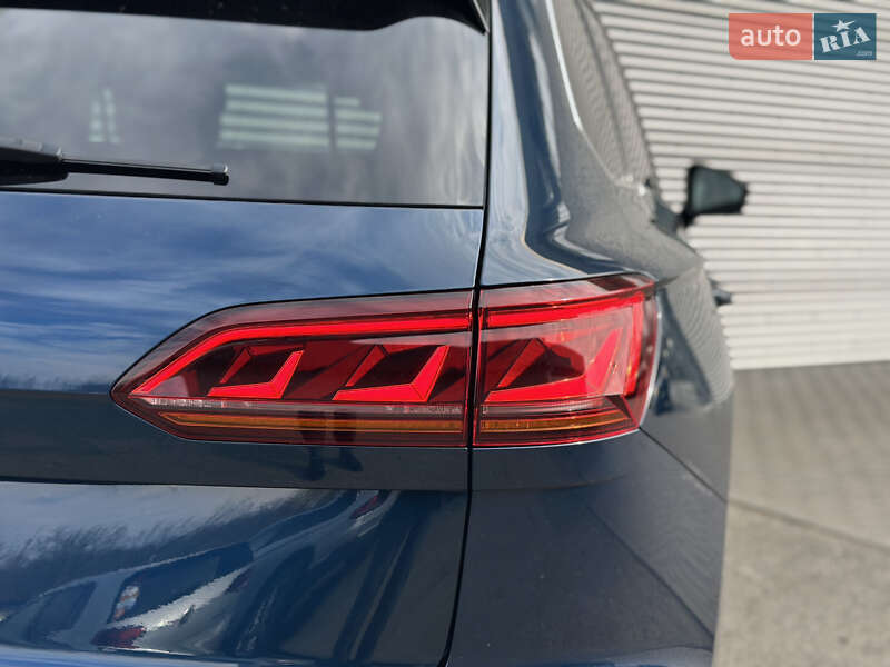Позашляховик / Кросовер Volkswagen Touareg 2021 в Рівному