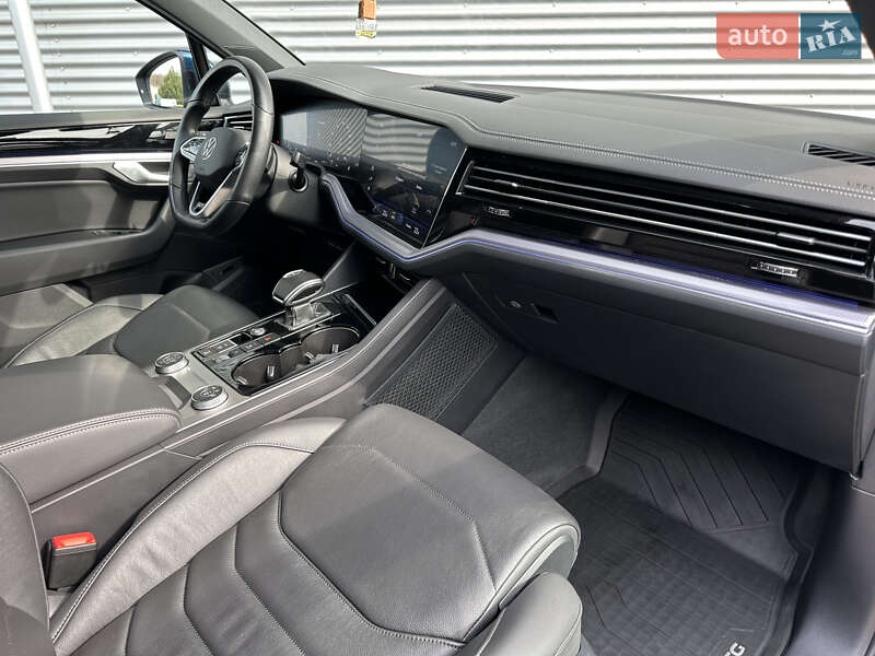 Позашляховик / Кросовер Volkswagen Touareg 2021 в Рівному