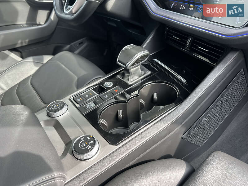 Позашляховик / Кросовер Volkswagen Touareg 2021 в Рівному