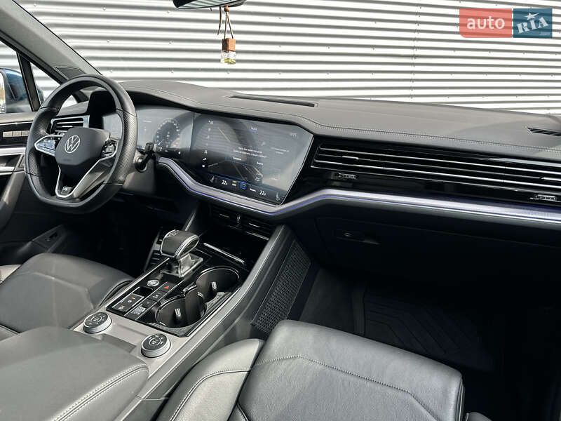 Позашляховик / Кросовер Volkswagen Touareg 2021 в Рівному