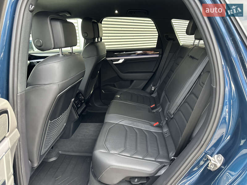 Позашляховик / Кросовер Volkswagen Touareg 2021 в Рівному