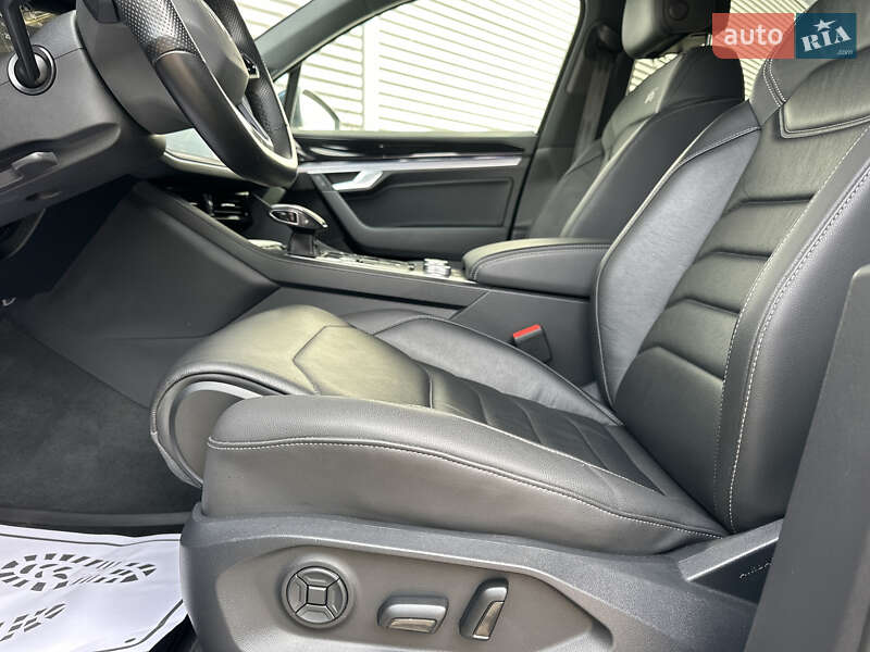 Позашляховик / Кросовер Volkswagen Touareg 2021 в Рівному