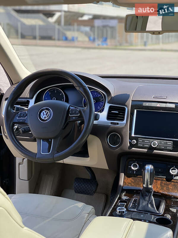 Позашляховик / Кросовер Volkswagen Touareg 2014 в Львові