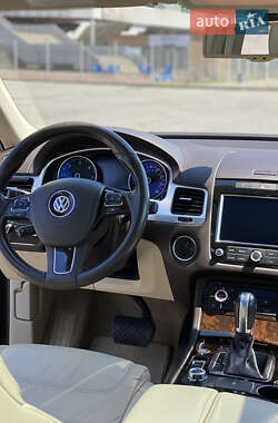 Позашляховик / Кросовер Volkswagen Touareg 2014 в 