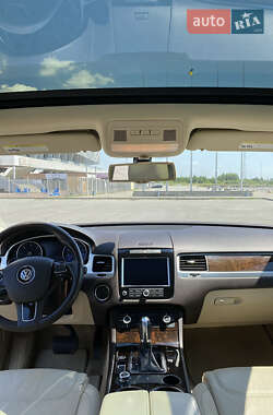 Позашляховик / Кросовер Volkswagen Touareg 2014 в 