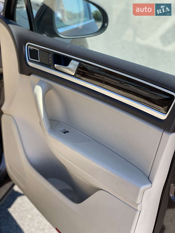 Позашляховик / Кросовер Volkswagen Touareg 2014 в Львові